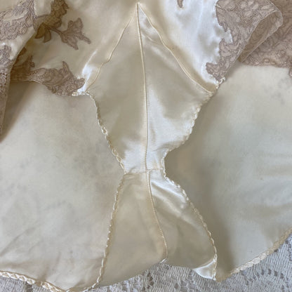 Vintage 1940's Tap Pants | Creamy Ivory Silk with Warm Nude Floral Lace | Size XS, S | Never Worn - Daggers & Dames