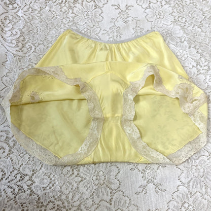 Vintage 1940's Tap Pants | Lemon Yellow Rayon with Ivory Lace Applique | Size XS - Daggers & Dames