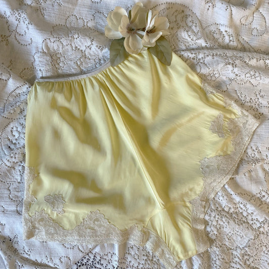 Vintage 1940's Tap Pants | Lemon Yellow Rayon with Ivory Lace Applique | Size XS - Daggers & Dames