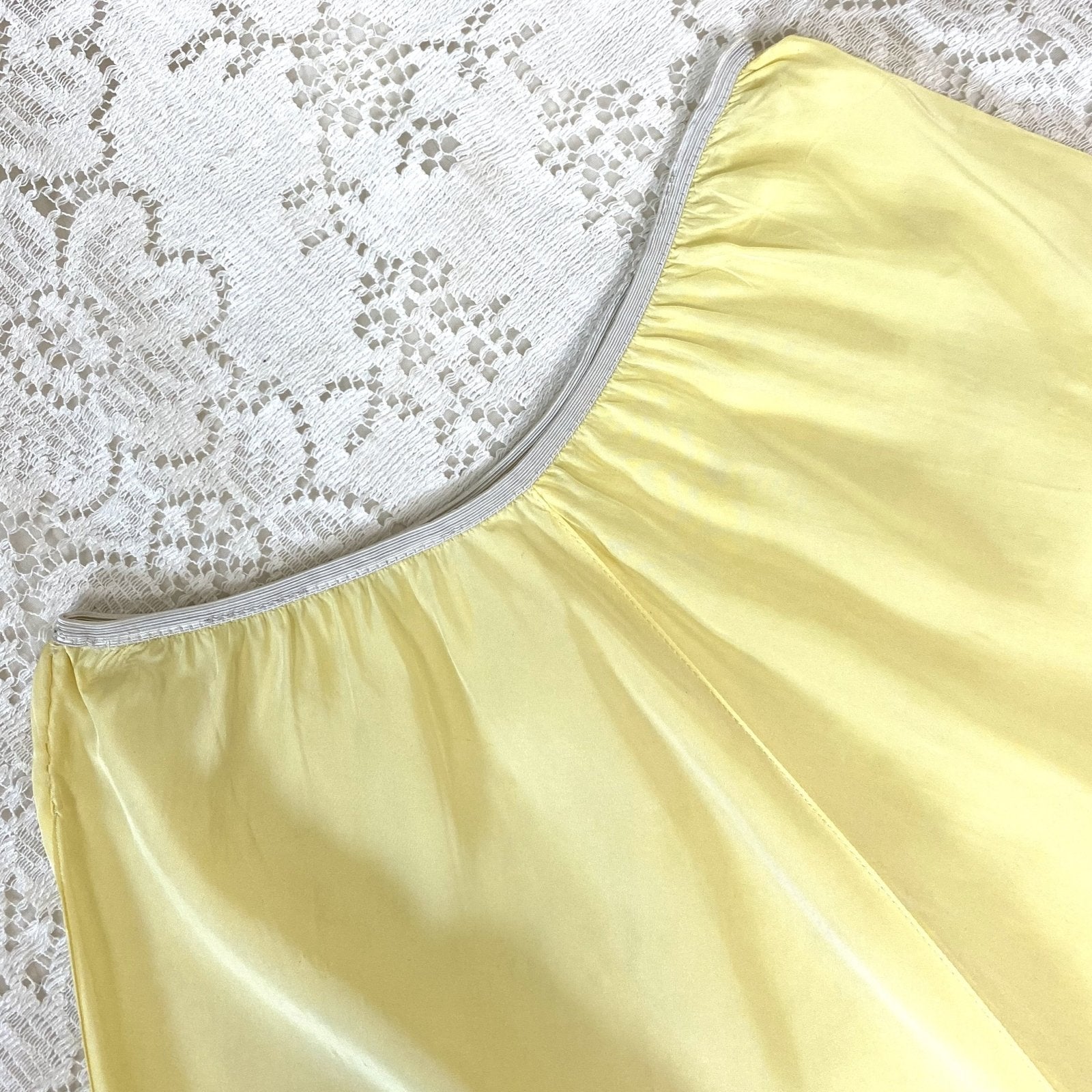 Vintage 1940's Tap Pants | Lemon Yellow Rayon with Ivory Lace Applique | Size XS - Daggers & Dames