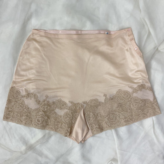 Vintage 1940's Tap Pants | Pale Rose Peach Rayon Knit with Floral Nude Alençon Lace | Size M, LG | Hudson Superfit - Daggers & Dames