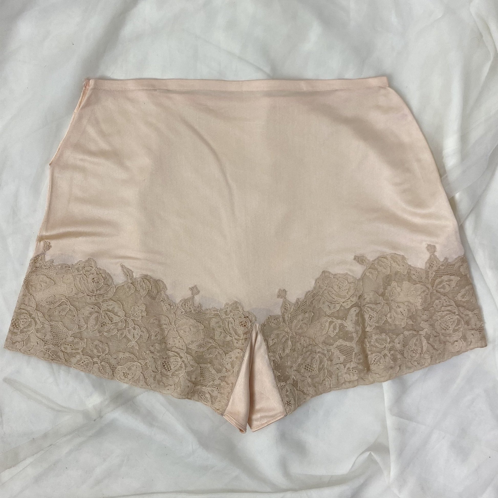 Vintage 1940's Tap Pants | Pale Rose Peach Rayon Knit with Floral Nude Alençon Lace | Size M, LG | Hudson Superfit - Daggers & Dames