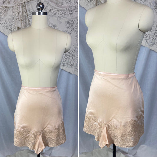 Vintage 1940's Tap Pants | Pale Rose Peach Rayon Knit with Floral Nude Alençon Lace | Size M, LG | Hudson Superfit - Daggers & Dames