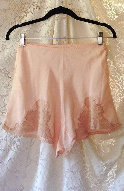 Vintage 1940's Tap Pants | Peach Silky Rayon with Ecru Lace | Bias Cut | High Waist Tap Panties | Size XS - S - Daggers & Dames