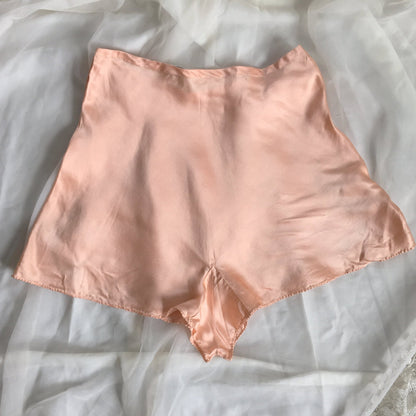 Vintage 1940's Tap Pants | Rose Gold Pink Silk with Lace Appliques & Embroidery | Bonwit Teller | Size S - Daggers & Dames