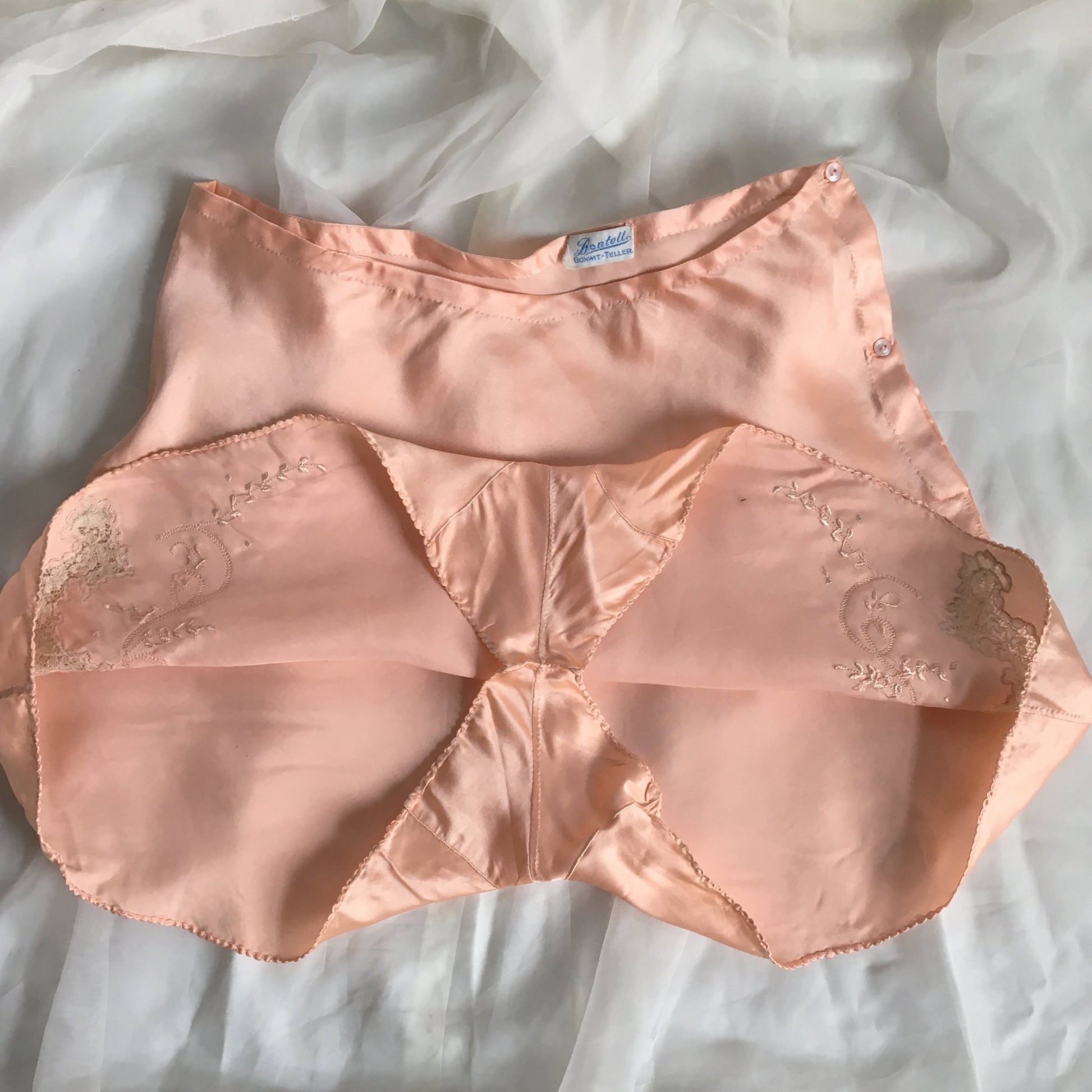 Vintage 1940's Tap Pants | Rose Gold Pink Silk with Lace Appliques & Embroidery | Bonwit Teller | Size S - Daggers & Dames