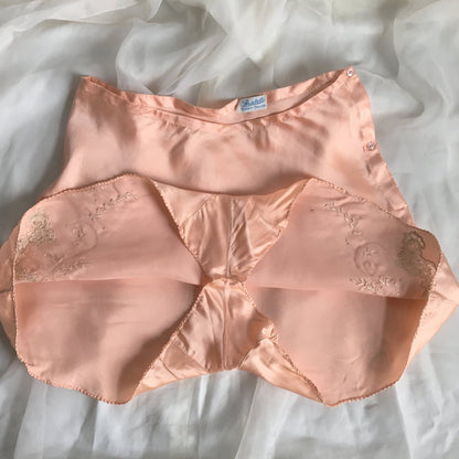 Vintage 1940's Tap Pants | Rose Gold Pink Silk with Lace Appliques & Embroidery | Bonwit Teller | Size S - Daggers & Dames