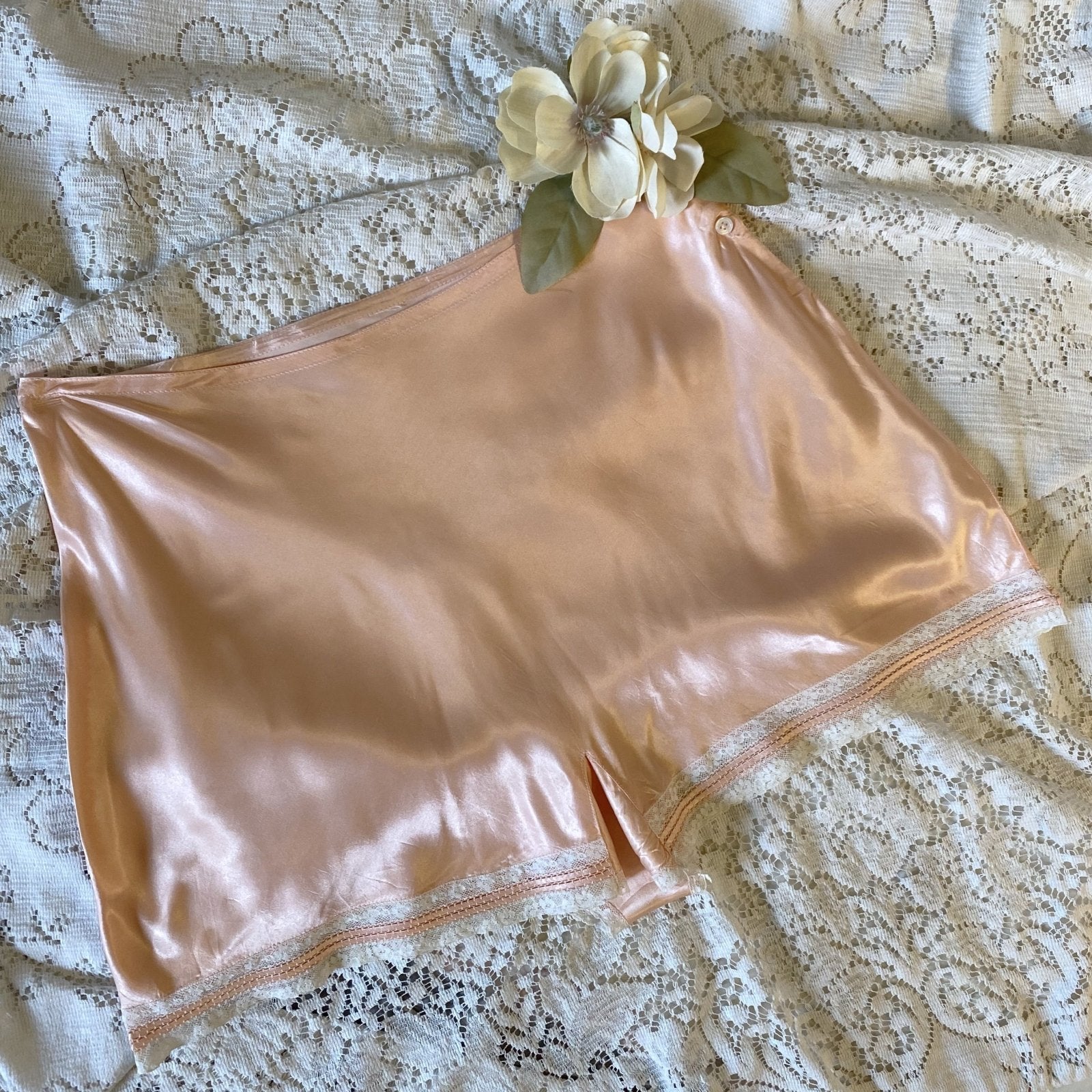 Vintage 1940's Tap Pants | Rosy Gold Pink with Ivory Lace | Size M, LG - Daggers & Dames