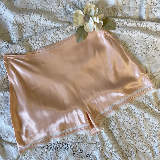 Vintage 1940's Tap Pants | Rosy Gold Pink with Ivory Lace | Size M, LG - Daggers & Dames