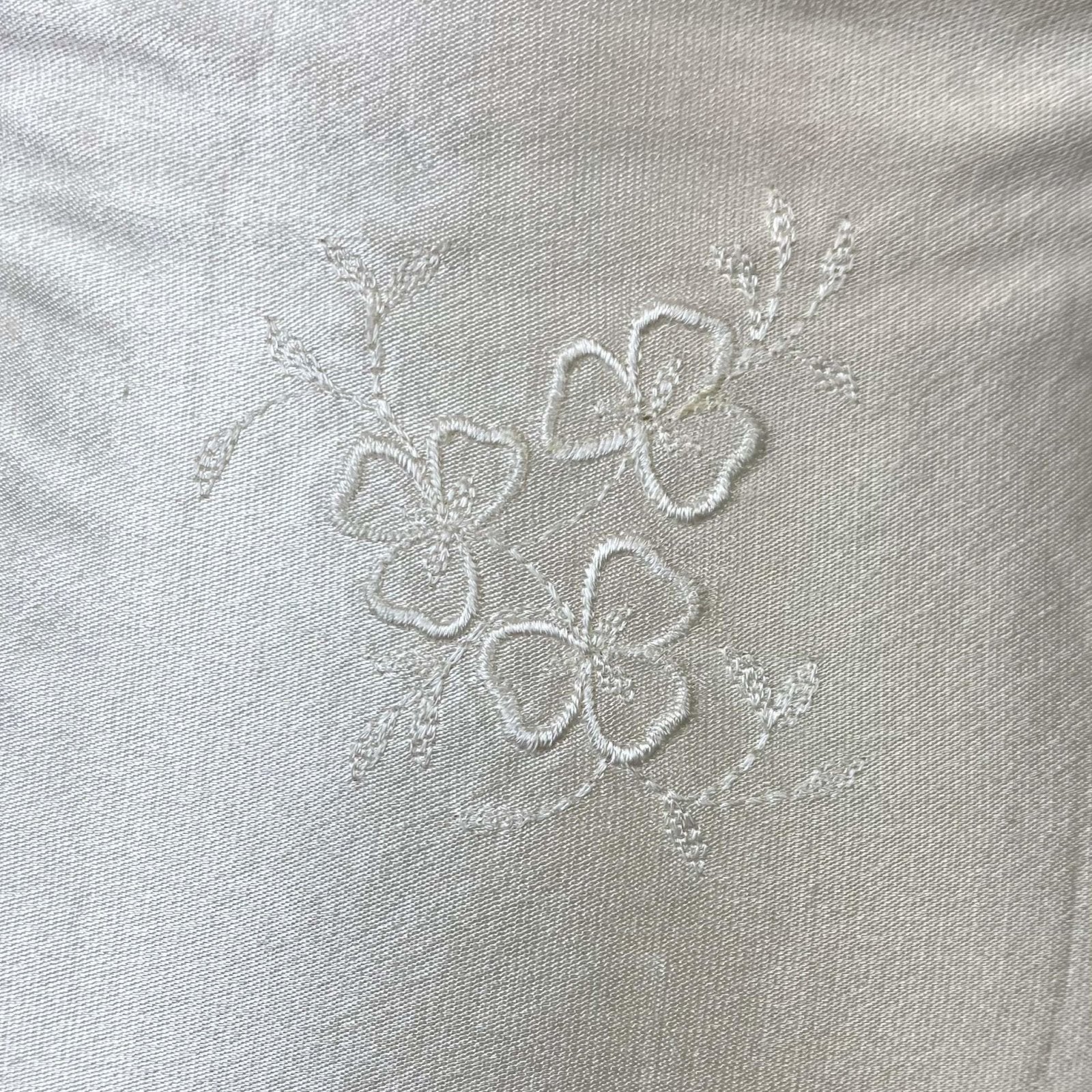 Vintage 1950's Girdle | White Satin with Clover Embroidery & Elastic Mesh | Size XS, S | Jantzen - Daggers & Dames