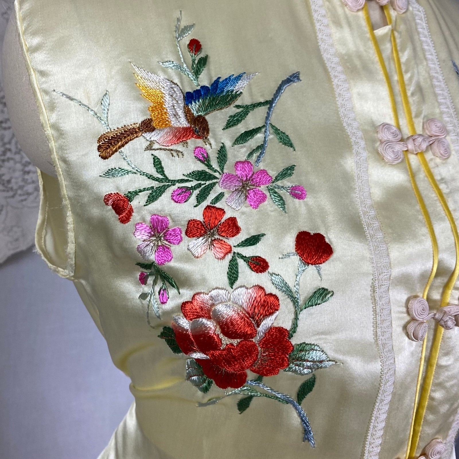Vintage 1950's Lounge Pajama Set | Pale Yellow Silk with Bold Floral Raised Embroidery & Frog Buttons | Size XS, S, M - Daggers & Dames