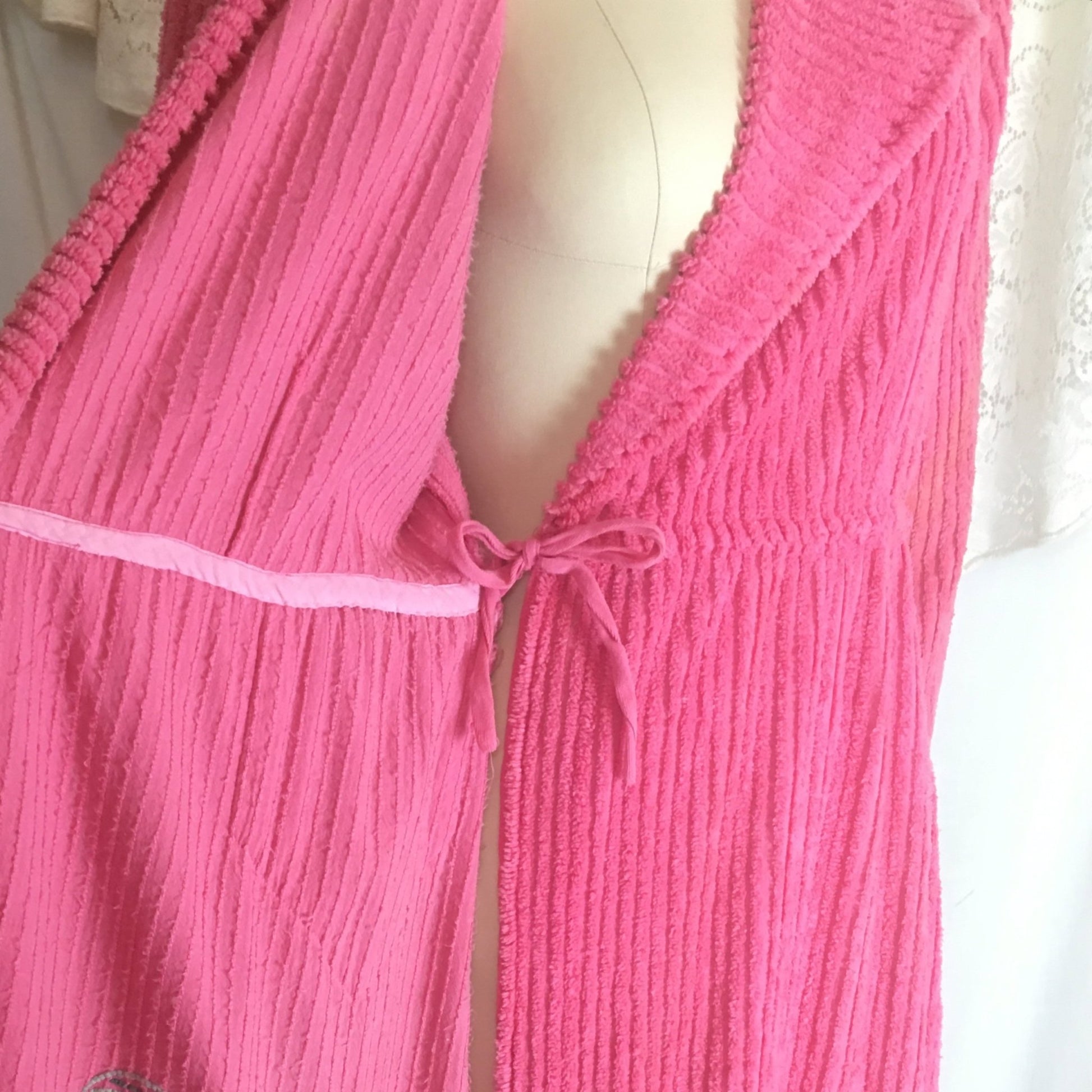 Vintage 1950's Robe | Hot Pink Chenille with Flowers & Bows | Size M, LG - Daggers & Dames