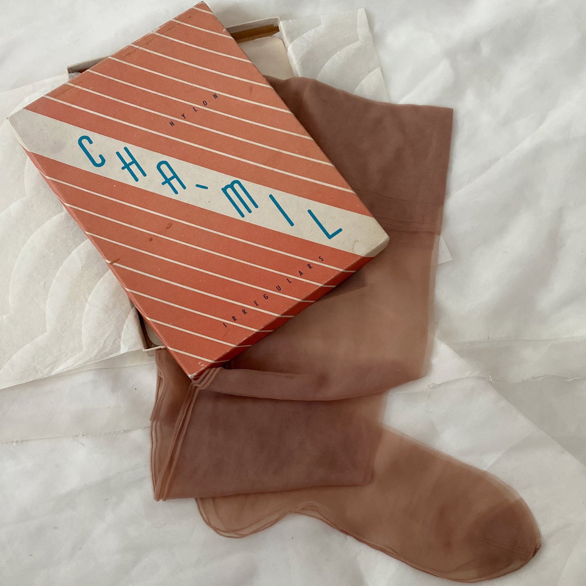 Vintage 1950's Stockings | Full Fashioned Nude Nylon with Exposed Seams & Original Box | Size 10, 10.5, 11 | Cha-Mil - Daggers & Dames