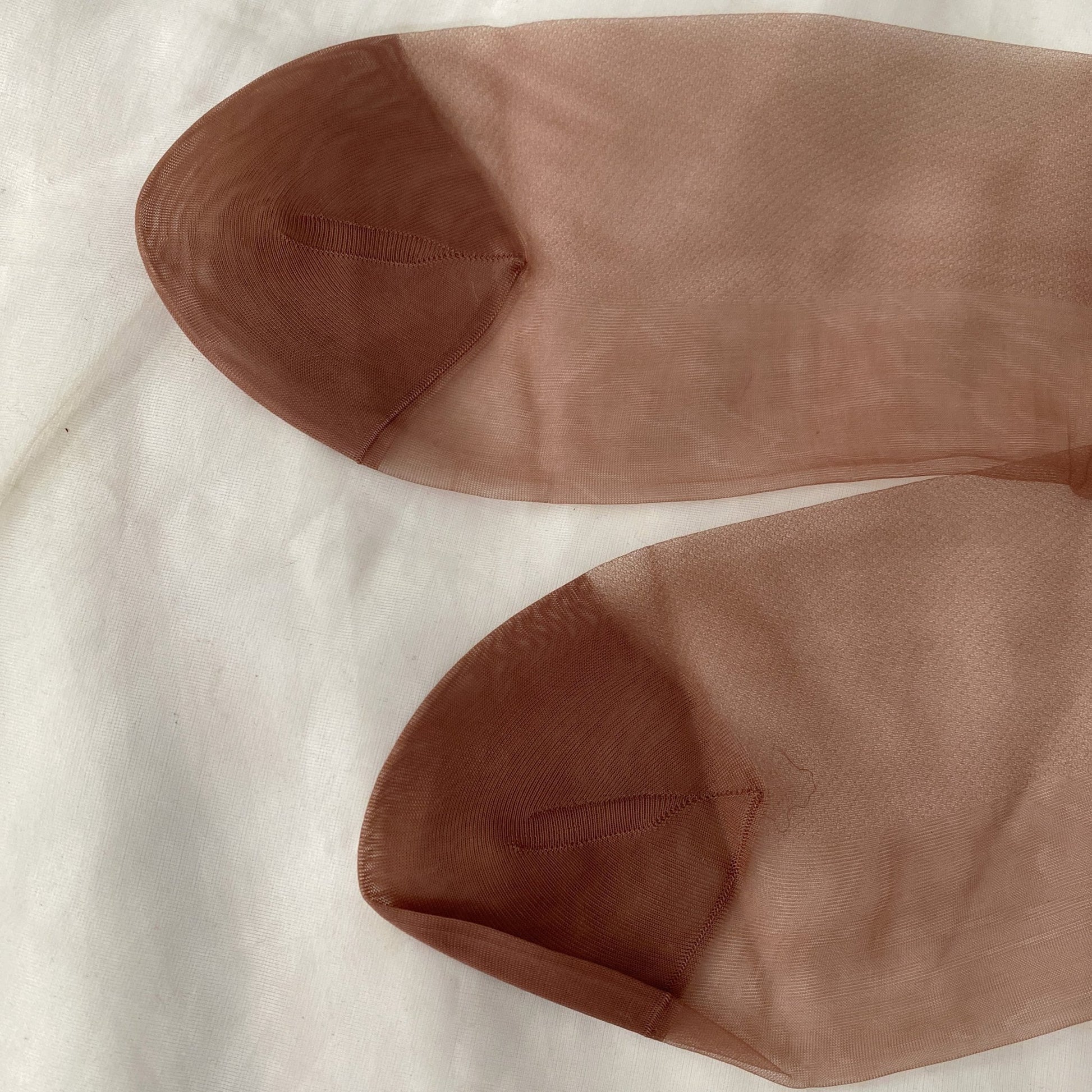 Vintage 1950's Stockings | Seamless Nude Diamond Mesh Nylon | Size 9.5, 10, 10.5 | Round the Clock - Daggers & Dames