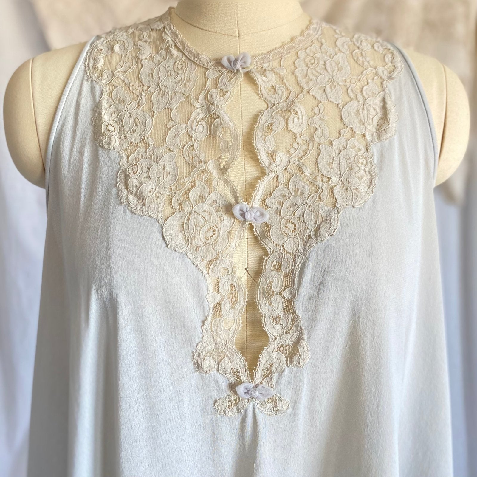 Vintage 1960's Babydoll Nightgown & Peignoir Set | Dove Gray Nylon with Ivory Floral Lace | Size S | Kayser - Daggers & Dames