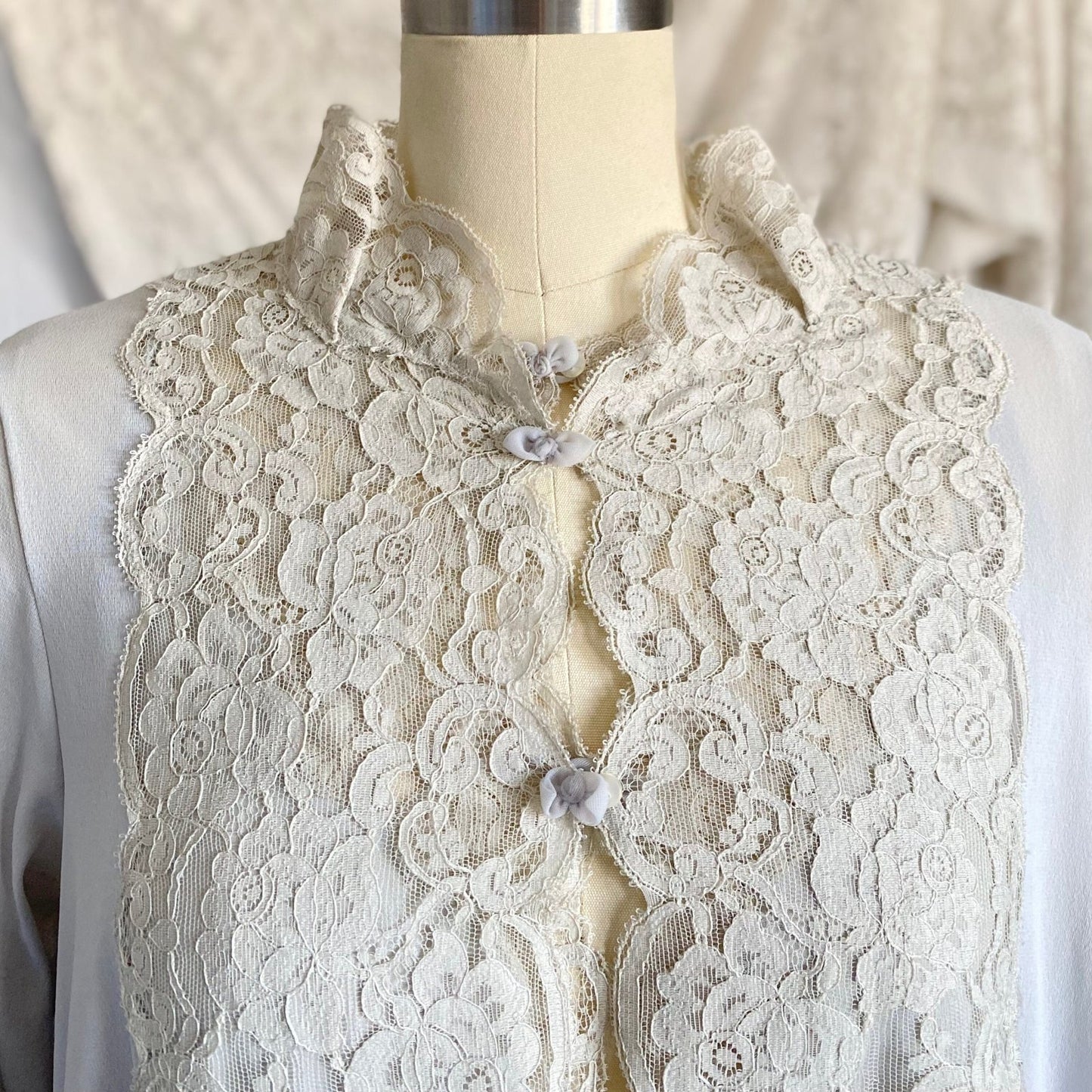 Vintage 1960's Babydoll Nightgown & Peignoir Set | Dove Gray Nylon with Ivory Floral Lace | Size S | Kayser - Daggers & Dames