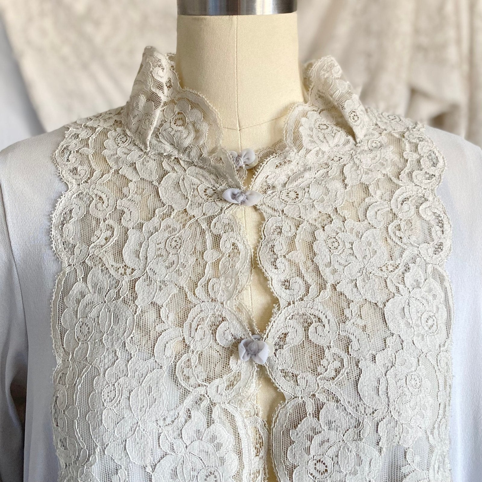 Vintage 1960's Babydoll Nightgown & Peignoir Set | Dove Gray Nylon with Ivory Floral Lace | Size S | Kayser - Daggers & Dames