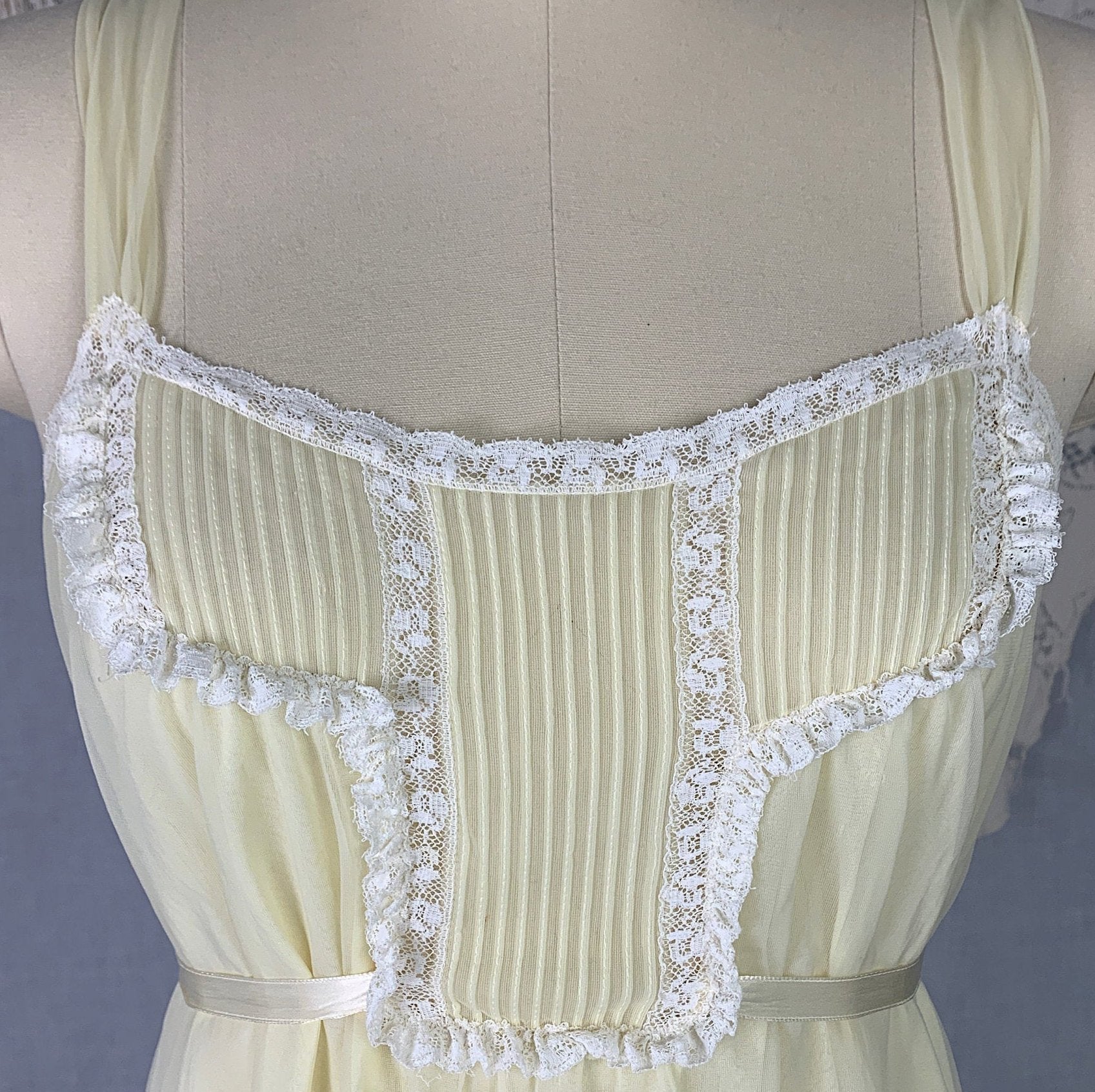 Vintage 1960's Peignoir Set | Pale Pastel Yellow Nylon Chiffon with White Ruffled Lace | Size S, Petite | Kayser - Daggers & Dames