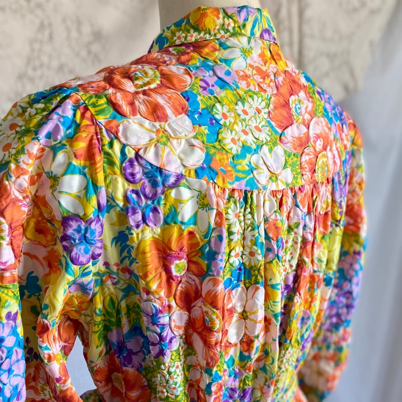Vintage 1960s Robe | Bold Floral Print Quilted Nylon Taffeta with Puff Sleeves | Size Med - Daggers & Dames