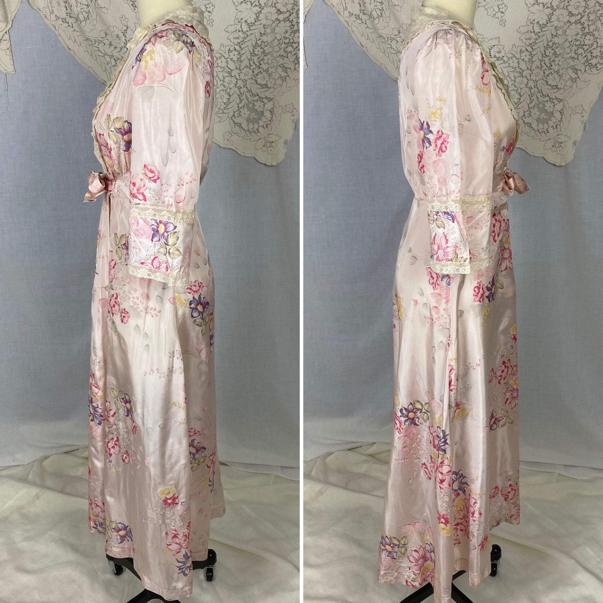 Vintage Robe - 1950's | Pale Rose Pink Taffeta with Bright Floral Print & Ivory Lace | Size XS Petite - Daggers & Dames