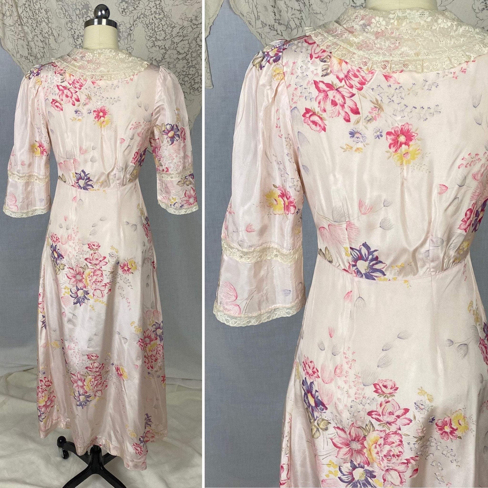 Vintage Robe - 1950's | Pale Rose Pink Taffeta with Bright Floral Print & Ivory Lace | Size XS Petite - Daggers & Dames