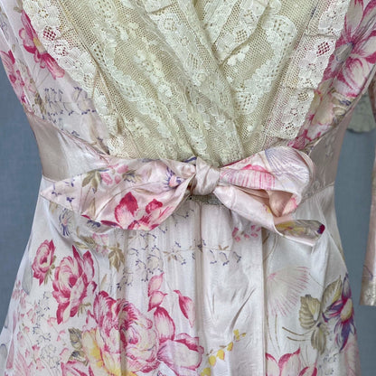 Vintage Robe - 1950's | Pale Rose Pink Taffeta with Bright Floral Print & Ivory Lace | Size XS Petite - Daggers & Dames